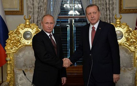 Tổng thống Nga Putin (trái) và Tổng thống Thổ Nhĩ Kỳ Erdogan tại lễ ký kết.